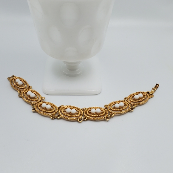 Vintage 50's Sarah Coventry SOFT SWIRL bracelet gold EXCELLENT cond book piece - Picture 3 of 7